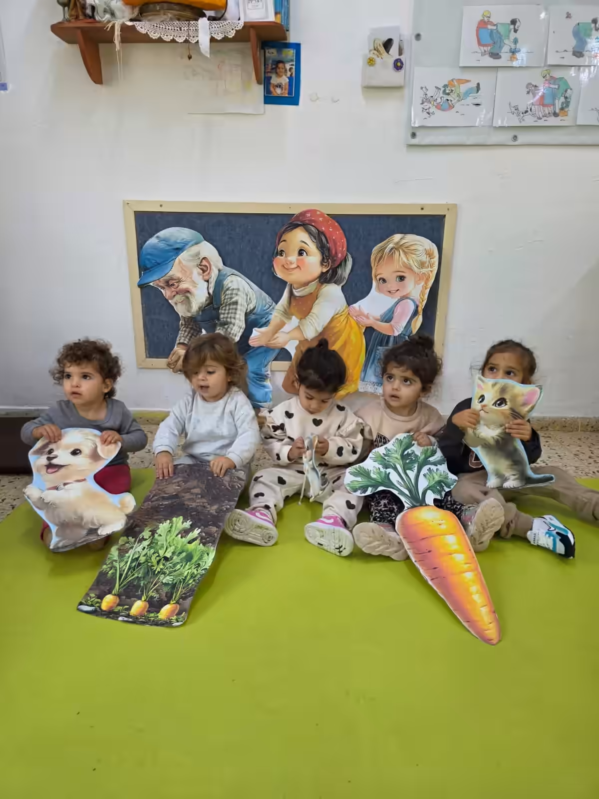דמויות גדולות מאוירות לסיפור אליעזר והגזר