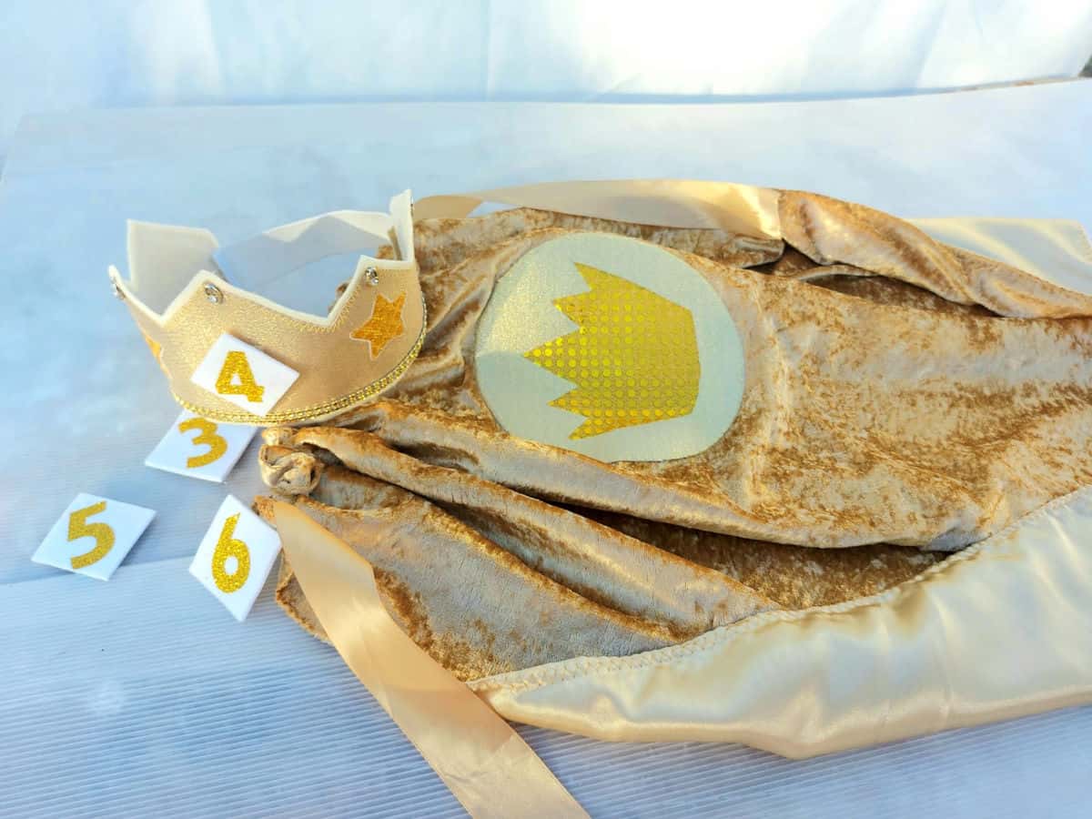 סט יום הולדת בגן ילדים, גלימה וכתר עם מיספרים, זהב