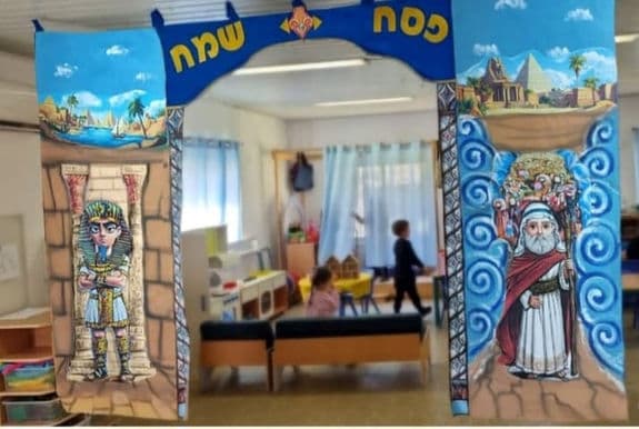 שער יציאת מצרים לפסח בגן ילדים - עיצוב לגני ילדים