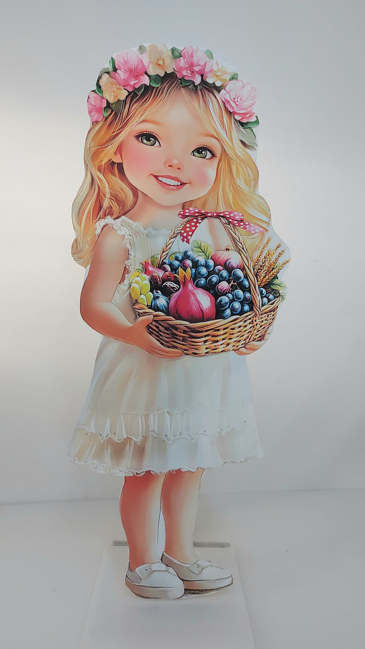 דמות ילדה עם סלסלה לשבועות - עיצוב לגני ילדים