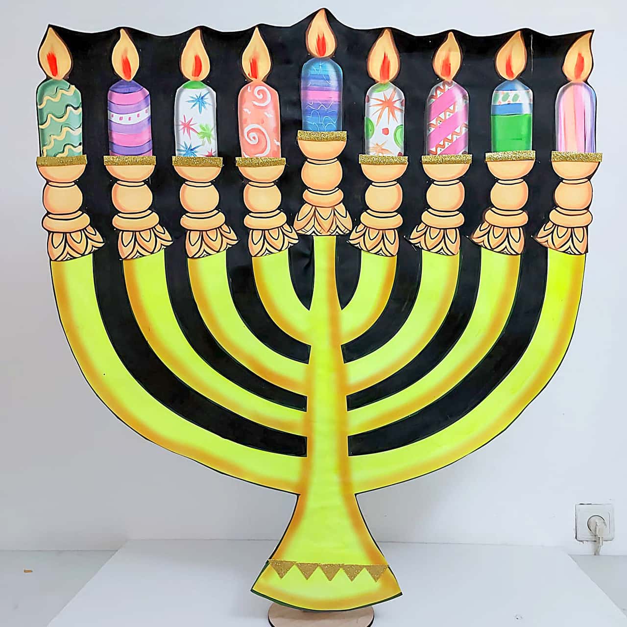 דמות חנוכיה לחנוכה בגן ילדים