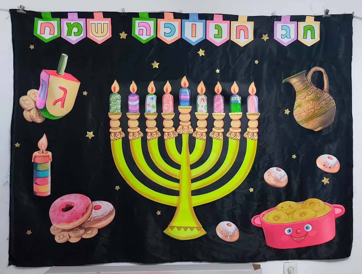 תפאורה לחנוכה בגן ילדים דגם עם סימנים