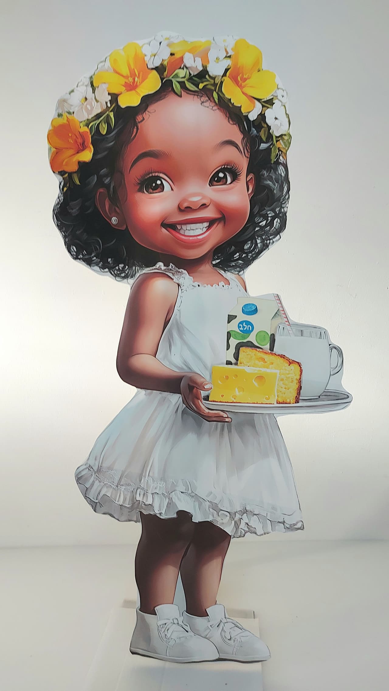 ילדה עם גבינות לשבועות בגן ילדים - עיצוב לגני ילדים